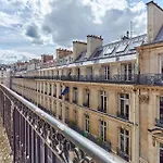 Sublime Apartment Montaigne Arc De Triomphe By Studioprestige